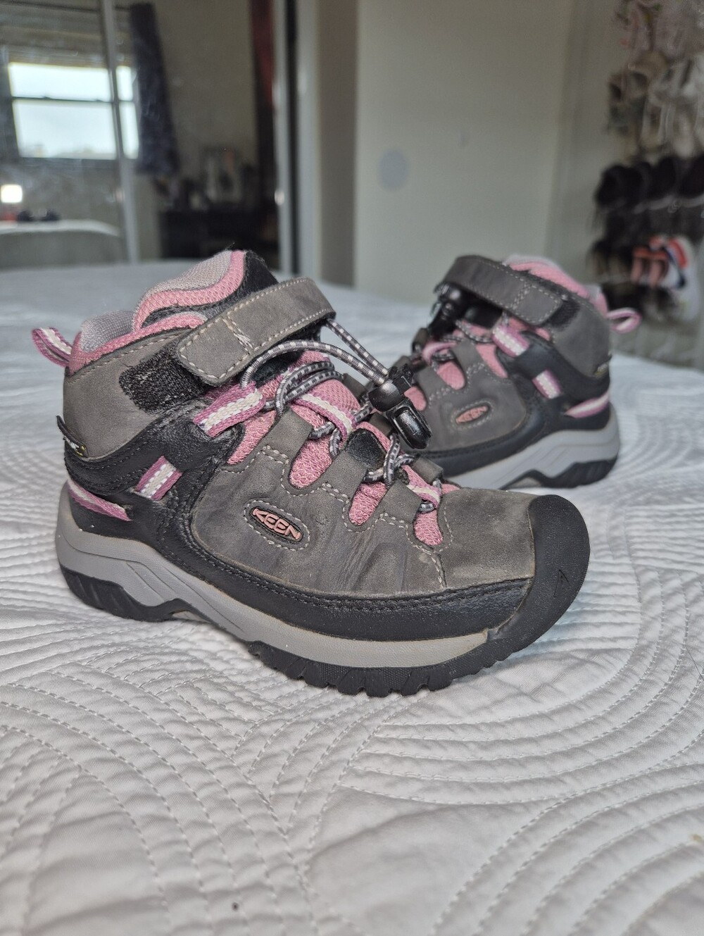 VGUC KEEN Kids Targhee Waterproof Mid Hiking Boots Grey Pink Girls 9